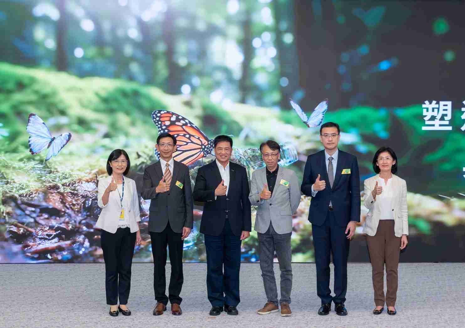 友達2023 CSR共榮大會，，，邀請領域專家分享交流生物多樣性管理趨勢、、無塑產品、、海廢永續塑料等議題  （圖左到右：友達光電永續長古秀華、、、3M台灣技術長陳君杰、、、友達光電董事長暨集團策略長彭双浪、、、光寶科技企業永續發展處處長陳慶暉、、、安永聯合會計師事務所執業會計師曾于哲、、友達光電供應鏈總部副總經理吳宜芳）