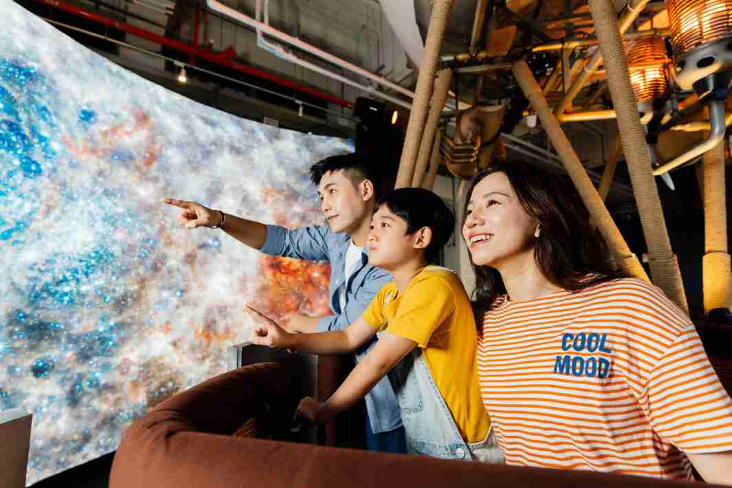 银河集团打造全台最大宽6公尺、、、、高4公尺、、唯一搭载LED弧形拼接显示屏的动感飞行船，，，让乘客驻足在热气球上，，，，享受身历其境的伪出国旅游乐趣