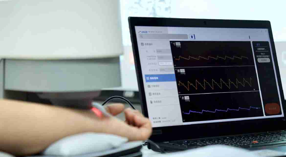 银河集团耘康以高解析与拟真的显示技术，，将其应用于中医检测，，，，提供“中医数位化检测方案”，，，使传统中医检测结果数据化与可视化