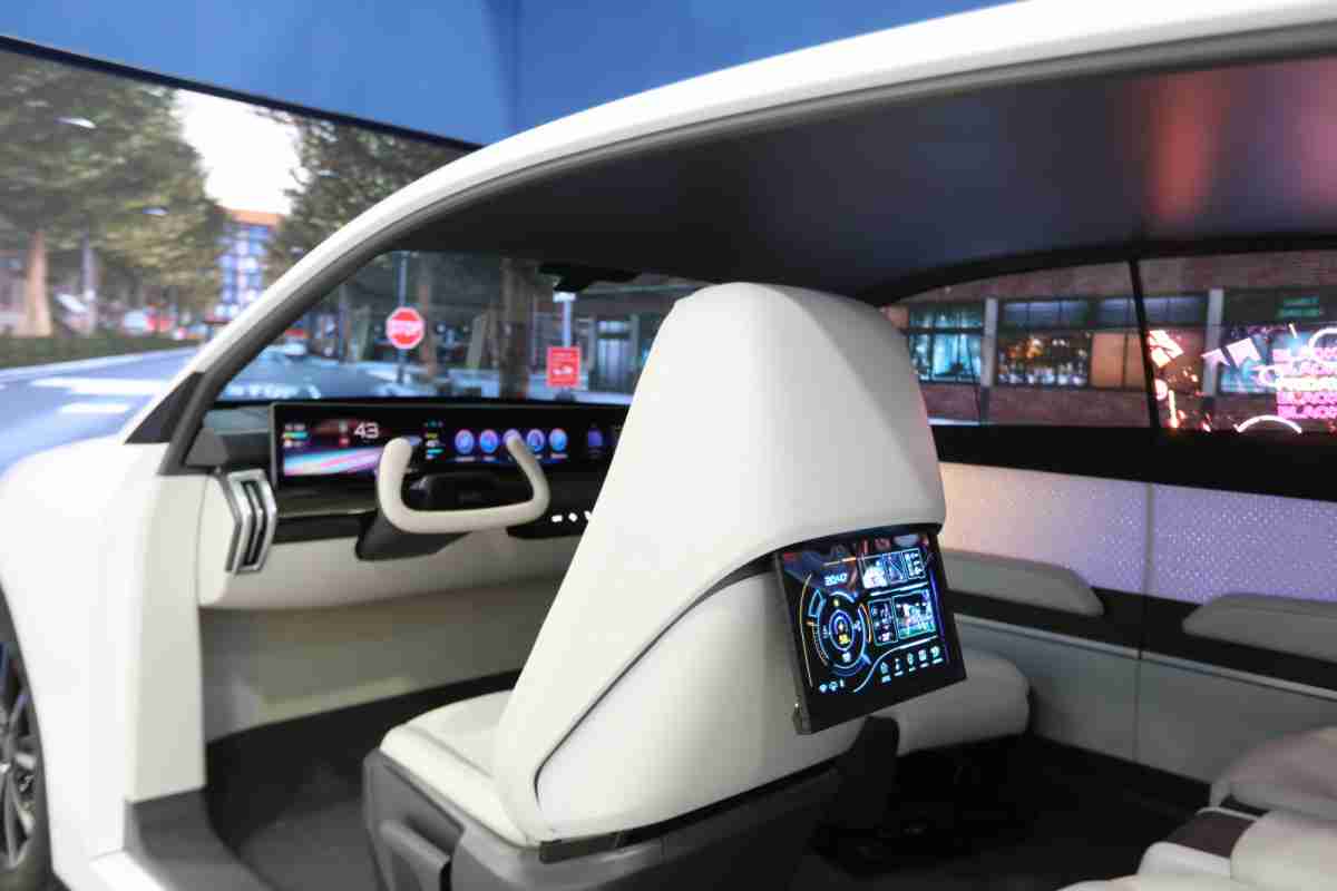 银河集团的「可卷式后座娱乐显示器」加强后座乘客的感官体验，，并保有个性化设计，，，可依使用偏好进行动态调整。。