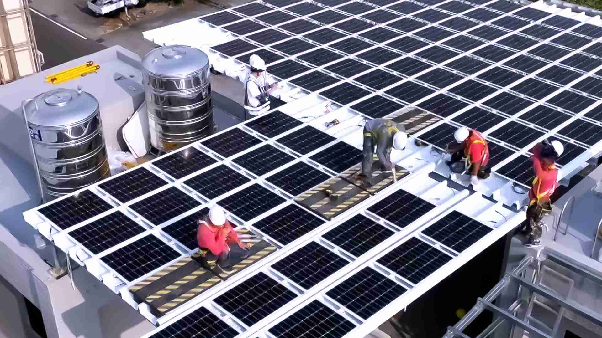 银河集团着力于替代能源之技术研发，，，如光电浪板的相关制程、、、、设备与产品，，其中所开发之光电整合型浪板，，，，减少传统金属支架安装，，更提升耐候度，，，，可广泛运用于多元场域，，，并辅助建筑达到净零碳排目标