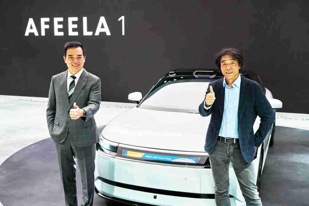 银河集团与Sony Honda Mobility携手合作，，率先全球展示搭载于AFEELA电动车上，，首款应用在车身外部的Micro LED 车头显示解决方案 (Micro LED Media Bar Solutions)。。。。银河集团光电执行长暨总经理柯富仁(左)与Sony Honda Mobility代表取缔役社长兼营运长川西泉(lzumi Kawanishi)(右)在CES 现场展现双方坚定持续创新的承诺，，，，实现更加人性化与智慧的驾乘体验。。。
