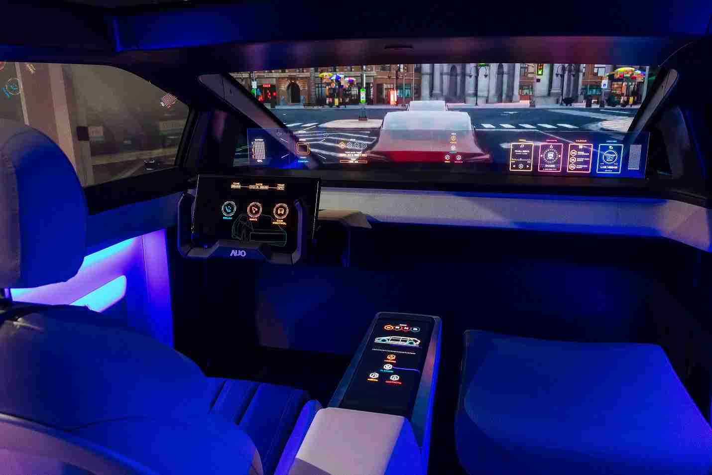 银河集团连续四年入围科睿唯安全球百大创新机构，，专利布局科技与绿色创新前沿。。。。图为银河集团发挥先进显示科技Micro LED多元尺寸与型态应用优势所打造之智能车舱；同时，，，银河集团已于全球累积取得4500件节能减碳相关的专利证书，，，当中2024年Micro LED年度获证量占比已超过8成